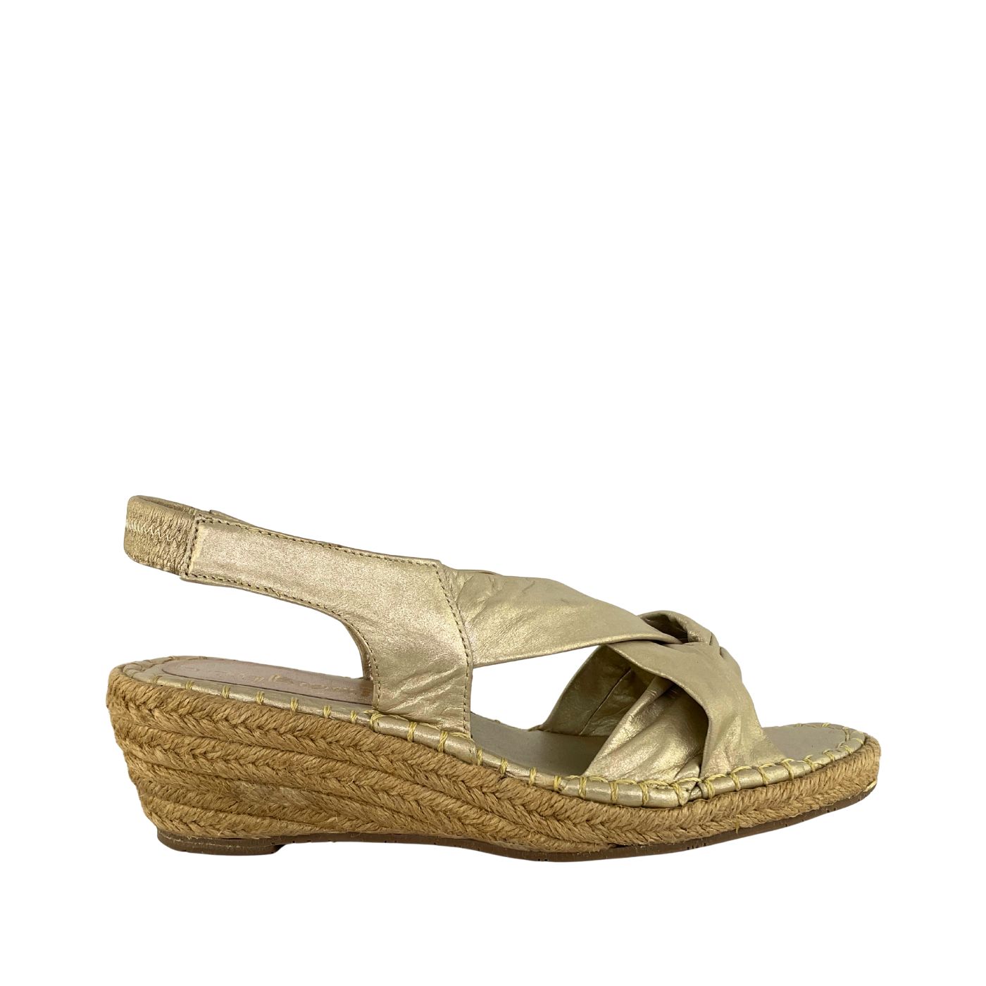 Sandalia de cuña media